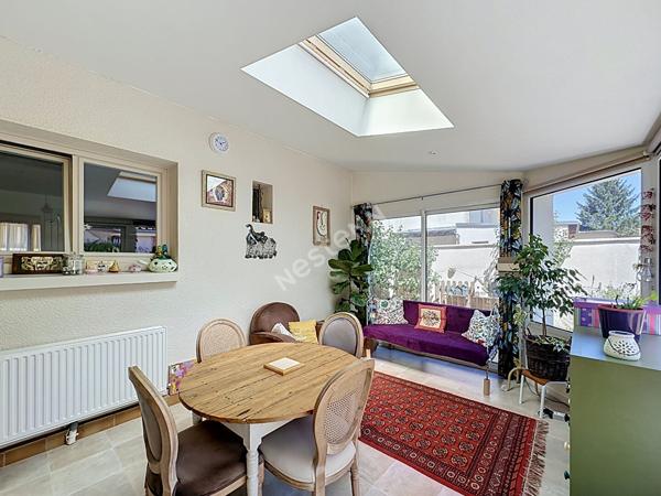 Maison familiale pleine de charme avec véranda, jardin intimiste sans vis-à-vis et grand garage double de plus de 40 m²