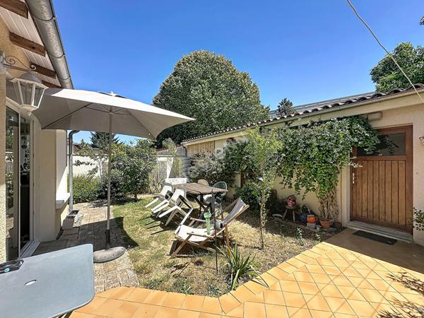 Maison familiale pleine de charme avec véranda, jardin intimiste sans vis-à-vis et grand garage double de plus de 40 m²