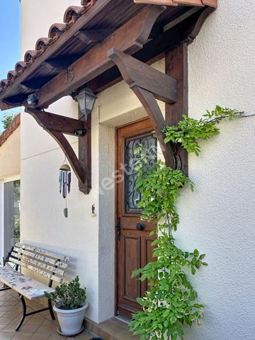 Maison familiale pleine de charme avec véranda, jardin intimiste sans vis-à-vis et grand garage double de plus de 40 m²