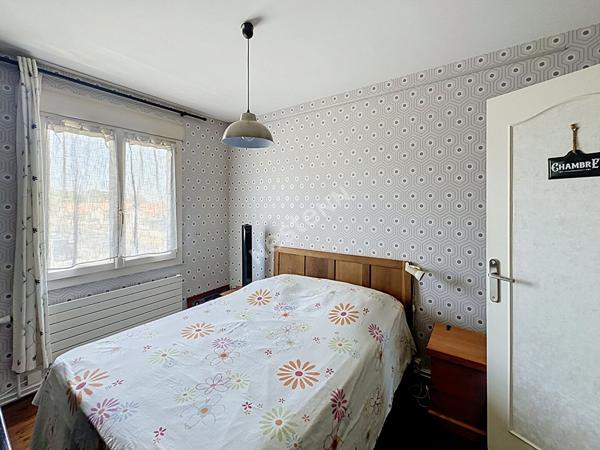 Maison familiale pleine de charme avec véranda, jardin intimiste sans vis-à-vis et grand garage double de plus de 40 m²