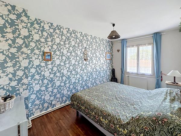 Maison familiale pleine de charme avec véranda, jardin intimiste sans vis-à-vis et grand garage double de plus de 40 m²