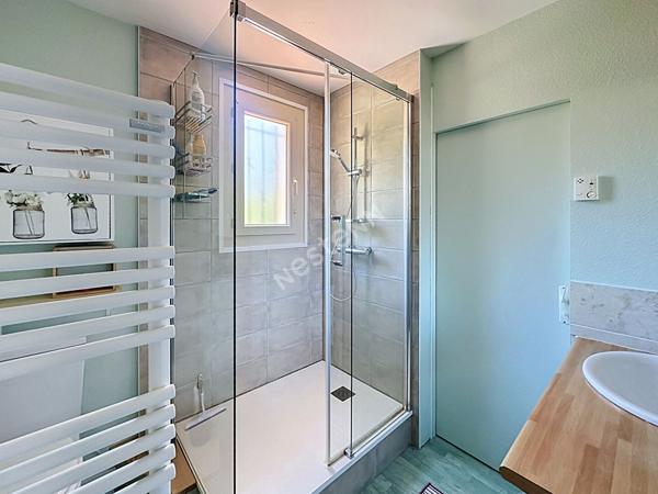 Maison familiale pleine de charme avec véranda, jardin intimiste sans vis-à-vis et grand garage double de plus de 40 m²