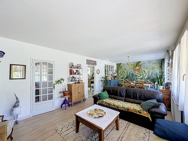 Maison familiale pleine de charme avec véranda, jardin intimiste sans vis-à-vis et grand garage double de plus de 40 m²