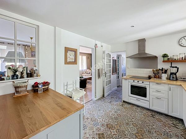 Maison familiale pleine de charme avec véranda, jardin intimiste sans vis-à-vis et grand garage double de plus de 40 m²