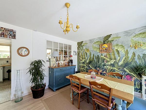 Maison familiale pleine de charme avec véranda, jardin intimiste sans vis-à-vis et grand garage double de plus de 40 m²