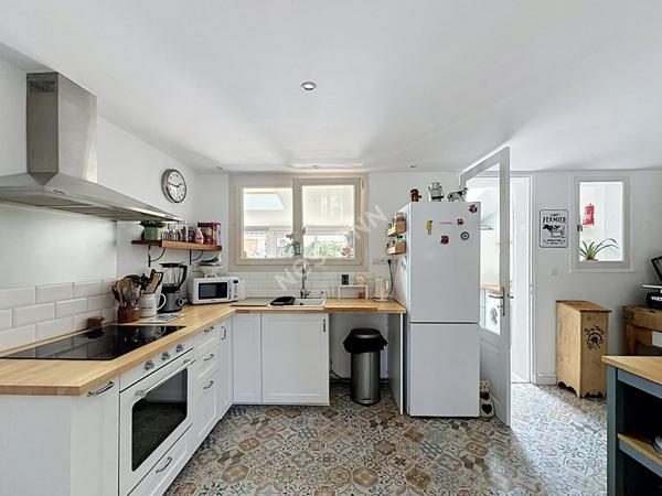 Maison familiale pleine de charme avec véranda, jardin intimiste sans vis-à-vis et grand garage double de plus de 40 m²
