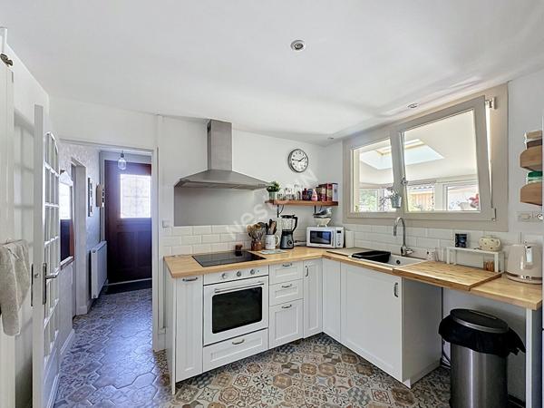 Maison familiale pleine de charme avec véranda, jardin intimiste sans vis-à-vis et grand garage double de plus de 40 m²