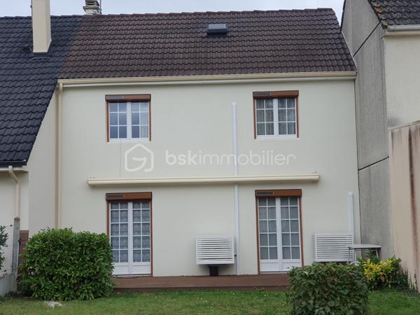 Venez découvrir cette maison de 2 étages sur sous-sol complet idéale pour des primo-accédants sur une parcelle de terrain de 300 m2 environ. Vous y trouverez en rez-d- chaussée une entrée indépendante avec son escalier d'accès à l'espace nuit, un séjour/salon lumineux avec son accès à la terrasse exposée Ouest, une cuisine équipée (avec accès garage et sous-sol). A l'étage, le palier dessert 3 chambres, une salle d'eau et un bureau. Le quartier est agrémenté de voies douces pour les accès aux écoles et collège et les commerces sont accessibles à pied.
Le jardin clos et sans vis-à-vis et sa terrasse équipée d'un store électrique vous permettra de pleinement profiter des beaux jours. Les plus de cette maison : huisseries PVC double vitrage, pompe à chaleur, climatisation, volets roulants solaires. Pas de travaux importants à prévoir.