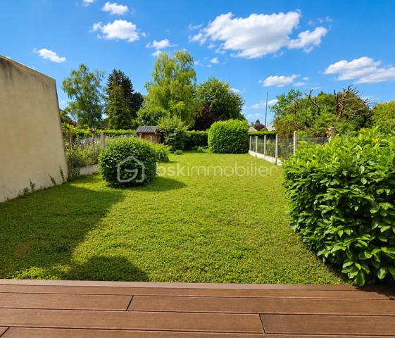 Venez découvrir cette maison de 2 étages sur sous-sol complet idéale pour des primo-accédants sur une parcelle de terrain de 300 m2 environ. Vous y trouverez en rez-d- chaussée une entrée indépendante avec son escalier d'accès à l'espace nuit, un séjour/salon lumineux avec son accès à la terrasse exposée Ouest, une cuisine équipée (avec accès garage et sous-sol). A l'étage, le palier dessert 3 chambres, une salle d'eau et un bureau. Le quartier est agrémenté de voies douces pour les accès aux écoles et collège et les commerces sont accessibles à pied.
Le jardin clos et sans vis-à-vis et sa terrasse équipée d'un store électrique vous permettra de pleinement profiter des beaux jours. Les plus de cette maison : huisseries PVC double vitrage, pompe à chaleur, climatisation, volets roulants solaires. Pas de travaux importants à prévoir.