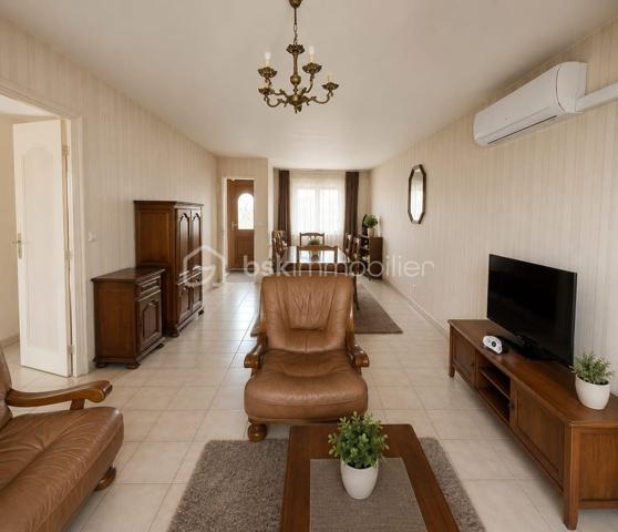 Venez découvrir cette maison de 2 étages sur sous-sol complet idéale pour des primo-accédants sur une parcelle de terrain de 300 m2 environ. Vous y trouverez en rez-d- chaussée une entrée indépendante avec son escalier d'accès à l'espace nuit, un séjour/salon lumineux avec son accès à la terrasse exposée Ouest, une cuisine équipée (avec accès garage et sous-sol). A l'étage, le palier dessert 3 chambres, une salle d'eau et un bureau. Le quartier est agrémenté de voies douces pour les accès aux écoles et collège et les commerces sont accessibles à pied.
Le jardin clos et sans vis-à-vis et sa terrasse équipée d'un store électrique vous permettra de pleinement profiter des beaux jours. Les plus de cette maison : huisseries PVC double vitrage, pompe à chaleur, climatisation, volets roulants solaires. Pas de travaux importants à prévoir.