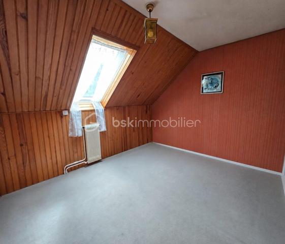 Venez découvrir cette maison de 2 étages sur sous-sol complet idéale pour des primo-accédants sur une parcelle de terrain de 300 m2 environ. Vous y trouverez en rez-d- chaussée une entrée indépendante avec son escalier d'accès à l'espace nuit, un séjour/salon lumineux avec son accès à la terrasse exposée Ouest, une cuisine équipée (avec accès garage et sous-sol). A l'étage, le palier dessert 3 chambres, une salle d'eau et un bureau. Le quartier est agrémenté de voies douces pour les accès aux écoles et collège et les commerces sont accessibles à pied.
Le jardin clos et sans vis-à-vis et sa terrasse équipée d'un store électrique vous permettra de pleinement profiter des beaux jours. Les plus de cette maison : huisseries PVC double vitrage, pompe à chaleur, climatisation, volets roulants solaires. Pas de travaux importants à prévoir.