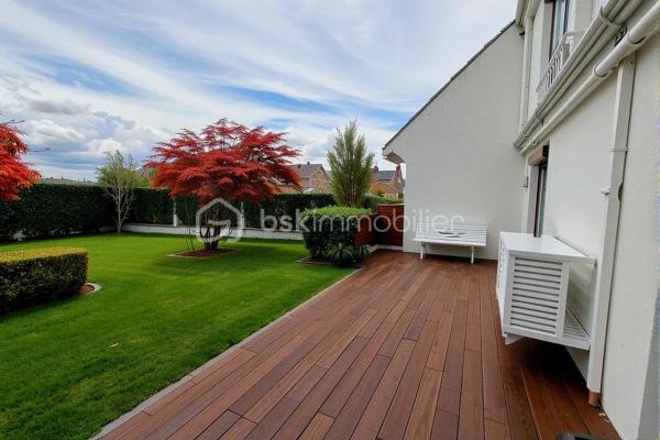 Venez découvrir cette maison de 2 étages sur sous-sol complet idéale pour des primo-accédants sur une parcelle de terrain de 300 m2 environ. Vous y trouverez en rez-d- chaussée une entrée indépendante avec son escalier d'accès à l'espace nuit, un séjour/salon lumineux avec son accès à la terrasse exposée Ouest, une cuisine équipée (avec accès garage et sous-sol). A l'étage, le palier dessert 3 chambres, une salle d'eau et un bureau. Le quartier est agrémenté de voies douces pour les accès aux écoles et collège et les commerces sont accessibles à pied.
Le jardin clos et sans vis-à-vis et sa terrasse équipée d'un store électrique vous permettra de pleinement profiter des beaux jours. Les plus de cette maison : huisseries PVC double vitrage, pompe à chaleur, climatisation, volets roulants solaires. Pas de travaux importants à prévoir.