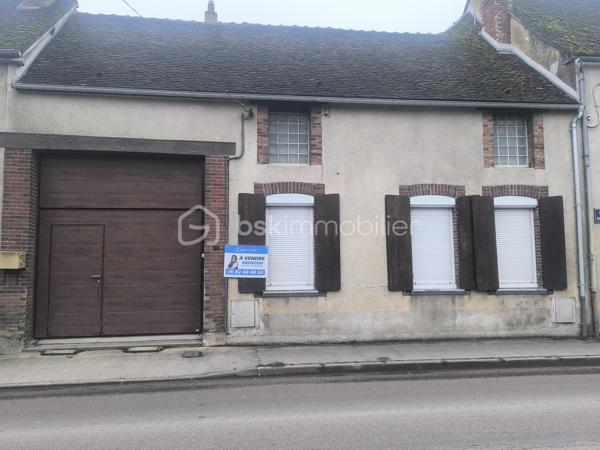 Maison de village d'environ 70 m2,
Entrée sur cuisine aménagée/équipée, avec un coin repas,
Une salle à manger/salon d'environ 22 m2,
Deux chambres d'environ 13 et 15 m2 chacune,
Une salle d'eau, avec WC séparé.
Un garage avec une porte motorisée, une dépendance, un terrain fermé d'environ 910 m2.
Chauffage gaz de ville, tout à l'égout.
N'hésitez pas a venir la découvrir.