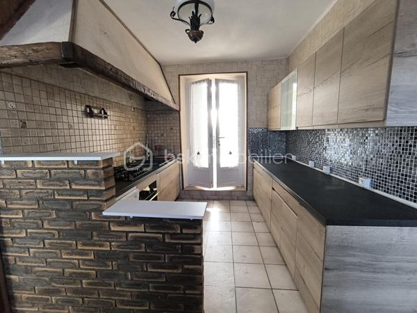 Maison de village d'environ 70 m2,
Entrée sur cuisine aménagée/équipée, avec un coin repas,
Une salle à manger/salon d'environ 22 m2,
Deux chambres d'environ 13 et 15 m2 chacune,
Une salle d'eau, avec WC séparé.
Un garage avec une porte motorisée, une dépendance, un terrain fermé d'environ 910 m2.
Chauffage gaz de ville, tout à l'égout.
N'hésitez pas a venir la découvrir.