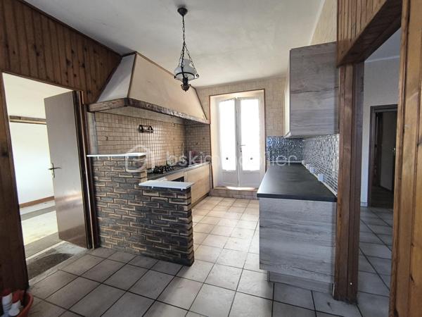 Maison de village d'environ 70 m2,
Entrée sur cuisine aménagée/équipée, avec un coin repas,
Une salle à manger/salon d'environ 22 m2,
Deux chambres d'environ 13 et 15 m2 chacune,
Une salle d'eau, avec WC séparé.
Un garage avec une porte motorisée, une dépendance, un terrain fermé d'environ 910 m2.
Chauffage gaz de ville, tout à l'égout.
N'hésitez pas a venir la découvrir.