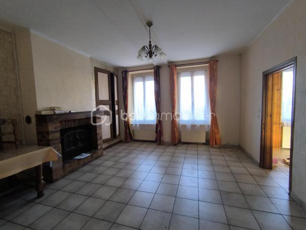 Maison de village d'environ 70 m2,
Entrée sur cuisine aménagée/équipée, avec un coin repas,
Une salle à manger/salon d'environ 22 m2,
Deux chambres d'environ 13 et 15 m2 chacune,
Une salle d'eau, avec WC séparé.
Un garage avec une porte motorisée, une dépendance, un terrain fermé d'environ 910 m2.
Chauffage gaz de ville, tout à l'égout.
N'hésitez pas a venir la découvrir.