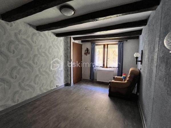 Maison de village d'environ 70 m2,
Entrée sur cuisine aménagée/équipée, avec un coin repas,
Une salle à manger/salon d'environ 22 m2,
Deux chambres d'environ 13 et 15 m2 chacune,
Une salle d'eau, avec WC séparé.
Un garage avec une porte motorisée, une dépendance, un terrain fermé d'environ 910 m2.
Chauffage gaz de ville, tout à l'égout.
N'hésitez pas a venir la découvrir.