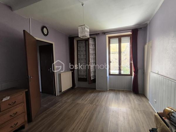 Maison de village d'environ 70 m2,
Entrée sur cuisine aménagée/équipée, avec un coin repas,
Une salle à manger/salon d'environ 22 m2,
Deux chambres d'environ 13 et 15 m2 chacune,
Une salle d'eau, avec WC séparé.
Un garage avec une porte motorisée, une dépendance, un terrain fermé d'environ 910 m2.
Chauffage gaz de ville, tout à l'égout.
N'hésitez pas a venir la découvrir.