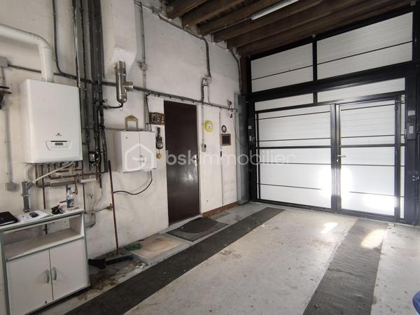 Maison de village d'environ 70 m2,
Entrée sur cuisine aménagée/équipée, avec un coin repas,
Une salle à manger/salon d'environ 22 m2,
Deux chambres d'environ 13 et 15 m2 chacune,
Une salle d'eau, avec WC séparé.
Un garage avec une porte motorisée, une dépendance, un terrain fermé d'environ 910 m2.
Chauffage gaz de ville, tout à l'égout.
N'hésitez pas a venir la découvrir.