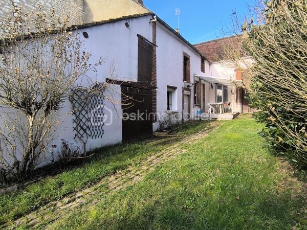 Maison de village d'environ 70 m2,
Entrée sur cuisine aménagée/équipée, avec un coin repas,
Une salle à manger/salon d'environ 22 m2,
Deux chambres d'environ 13 et 15 m2 chacune,
Une salle d'eau, avec WC séparé.
Un garage avec une porte motorisée, une dépendance, un terrain fermé d'environ 910 m2.
Chauffage gaz de ville, tout à l'égout.
N'hésitez pas a venir la découvrir.