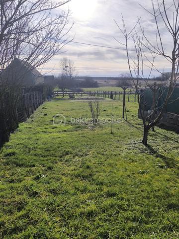 Maison de village d'environ 70 m2,
Entrée sur cuisine aménagée/équipée, avec un coin repas,
Une salle à manger/salon d'environ 22 m2,
Deux chambres d'environ 13 et 15 m2 chacune,
Une salle d'eau, avec WC séparé.
Un garage avec une porte motorisée, une dépendance, un terrain fermé d'environ 910 m2.
Chauffage gaz de ville, tout à l'égout.
N'hésitez pas a venir la découvrir.