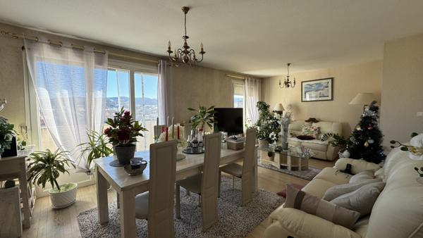 Saint-Étienne (42000) Appartement de type F4 de 95m2 avec jolie vue