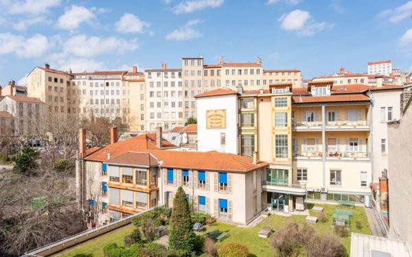 Appartement à vendre    2 pièces • 56,43 m2 Lyon 1