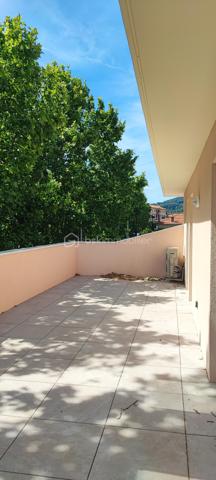 Trés jolis appartement T3 de 64 m2 neuf situé au 3 eme et dernier étage d un immeuble neuf plein centre ville à DRAGUIGNAN 
cet appartement comporte 2 grandes terrasses 32 m2 plus 10 m2 soit 42 m2 de terrasse .
Climatisation réversible dans les 3 pieces salle d eau grande douche à l italienne WC separé
 Faire vite pour cet appartement qui partira le 1 er 
Je dispose de plusieurs T4 et T3 dans cette résidence 
et de parkings en supplément du prix. 
Contactez moi pour organiser une visite.