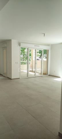 Trés jolis appartement T3 de 64 m2 neuf situé au 3 eme et dernier étage d un immeuble neuf plein centre ville à DRAGUIGNAN 
cet appartement comporte 2 grandes terrasses 32 m2 plus 10 m2 soit 42 m2 de terrasse .
Climatisation réversible dans les 3 pieces salle d eau grande douche à l italienne WC separé
 Faire vite pour cet appartement qui partira le 1 er 
Je dispose de plusieurs T4 et T3 dans cette résidence 
et de parkings en supplément du prix. 
Contactez moi pour organiser une visite.