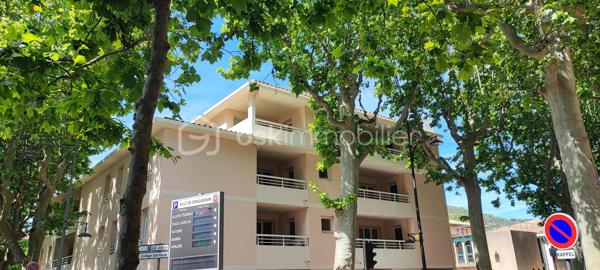 Trés jolis appartement T3 de 64 m2 neuf situé au 3 eme et dernier étage d un immeuble neuf plein centre ville à DRAGUIGNAN 
cet appartement comporte 2 grandes terrasses 32 m2 plus 10 m2 soit 42 m2 de terrasse .
Climatisation réversible dans les 3 pieces salle d eau grande douche à l italienne WC separé
 Faire vite pour cet appartement qui partira le 1 er 
Je dispose de plusieurs T4 et T3 dans cette résidence 
et de parkings en supplément du prix. 
Contactez moi pour organiser une visite.