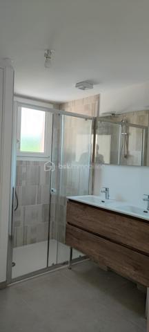Trés jolis appartement T3 de 64 m2 neuf situé au 3 eme et dernier étage d un immeuble neuf plein centre ville à DRAGUIGNAN 
cet appartement comporte 2 grandes terrasses 32 m2 plus 10 m2 soit 42 m2 de terrasse .
Climatisation réversible dans les 3 pieces salle d eau grande douche à l italienne WC separé
 Faire vite pour cet appartement qui partira le 1 er 
Je dispose de plusieurs T4 et T3 dans cette résidence 
et de parkings en supplément du prix. 
Contactez moi pour organiser une visite.
