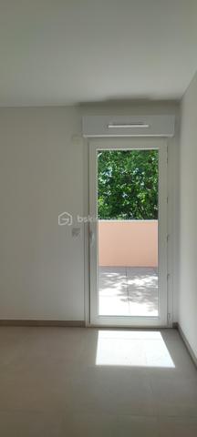 Trés jolis appartement T3 de 64 m2 neuf situé au 3 eme et dernier étage d un immeuble neuf plein centre ville à DRAGUIGNAN 
cet appartement comporte 2 grandes terrasses 32 m2 plus 10 m2 soit 42 m2 de terrasse .
Climatisation réversible dans les 3 pieces salle d eau grande douche à l italienne WC separé
 Faire vite pour cet appartement qui partira le 1 er 
Je dispose de plusieurs T4 et T3 dans cette résidence 
et de parkings en supplément du prix. 
Contactez moi pour organiser une visite.