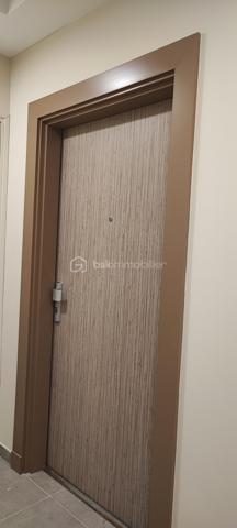 Trés jolis appartement T3 de 64 m2 neuf situé au 3 eme et dernier étage d un immeuble neuf plein centre ville à DRAGUIGNAN 
cet appartement comporte 2 grandes terrasses 32 m2 plus 10 m2 soit 42 m2 de terrasse .
Climatisation réversible dans les 3 pieces salle d eau grande douche à l italienne WC separé
 Faire vite pour cet appartement qui partira le 1 er 
Je dispose de plusieurs T4 et T3 dans cette résidence 
et de parkings en supplément du prix. 
Contactez moi pour organiser une visite.