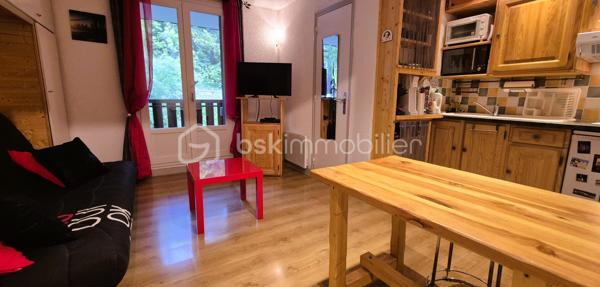 🏔️ STUDIO CABINE RÉNOVÉ – 5 COUCHAGES – ALLOS VILLAGE
À Allos, charmante commune de montagne aux portes du Parc National du Mercantour, à proximité des stations de ski et de VTT du Seignus et de La Foux d’Allos, découvrez ce joli studio cabine de 24 m², entièrement rénové récemment et remis au goût du jour. 🌿⛷️🚵‍♂️
Situé au 1er étage d’une résidence calme et boisée, il offre un cadre agréable et reposant pour profiter pleinement de la montagne en toute saison.
________________________________________
✨ DESCRIPTIF DU BIEN
•	Type : Studio cabine 
•	Surface : 24 m² 
•	Capacité : 5 couchages 
•	Étage : 1er étage 
L’appartement se compose de :
•	🍽️ Cuisine aménagée et équipée, 
•	🛋️ Salon / séjour lumineux, 
•	🛏️ Coin nuit indépendant avec 3 lits superposés, 
•	🛁 Salle de bains, 
•	🧳 Nombreux espaces de rangement. 
Appartement entièrement refait récemment, offrant une ambiance moderne, chaleureuse et fonctionnelle.
________________________________________
🚗 ANNEXES & ACCÈS
•	🗄️ Cave privative, idéale pour le rangement de matériel de montagne, 
•	🅿️ Parking privatif réservé aux résidents, 
•	🔐 Accès sécurisé par code d’entrée, 
•	🌉 Accès direct à l’étage par une passerelle, très pratique au quotidien. 
________________________________________
📍 ENVIRONNEMENT
•	🏡 Situé dans une résidence calme et arborée, 
•	⛷️ À quelques minutes des stations du Val d’Allos, 
•	🚵‍♂️ Nombreuses activités été comme hiver : ski, VTT, randonnée, trail, 
•	🌿 Aux portes du Parc National du Mercantour, 
•	💧 Proche des Gorges du Verdon et de leurs activités de pleine nature. 
________________________________________
⭐ LES +
•	Appartement entièrement rénové 
•	5 couchages 
•	Résidence calme et boisée 
•	Cave et parking privatif 
•	Accès sécurisé et pratique 
•	Vendu prêt à profiter de la montagne 
________________________________________
✨ Un pied-à-terre idéal pour les vacances en famille ou un investissement locatif dans l’une des plus belles vallées des Alpes du Sud.
📞 Contactez-moi pour plus d’informations ou organiser une visite 😊🏔️