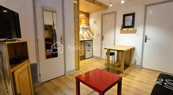 🏔️ STUDIO CABINE RÉNOVÉ – 5 COUCHAGES – ALLOS VILLAGE
À Allos, charmante commune de montagne aux portes du Parc National du Mercantour, à proximité des stations de ski et de VTT du Seignus et de La Foux d’Allos, découvrez ce joli studio cabine de 24 m², entièrement rénové récemment et remis au goût du jour. 🌿⛷️🚵‍♂️
Situé au 1er étage d’une résidence calme et boisée, il offre un cadre agréable et reposant pour profiter pleinement de la montagne en toute saison.
________________________________________
✨ DESCRIPTIF DU BIEN
•	Type : Studio cabine 
•	Surface : 24 m² 
•	Capacité : 5 couchages 
•	Étage : 1er étage 
L’appartement se compose de :
•	🍽️ Cuisine aménagée et équipée, 
•	🛋️ Salon / séjour lumineux, 
•	🛏️ Coin nuit indépendant avec 3 lits superposés, 
•	🛁 Salle de bains, 
•	🧳 Nombreux espaces de rangement. 
Appartement entièrement refait récemment, offrant une ambiance moderne, chaleureuse et fonctionnelle.
________________________________________
🚗 ANNEXES & ACCÈS
•	🗄️ Cave privative, idéale pour le rangement de matériel de montagne, 
•	🅿️ Parking privatif réservé aux résidents, 
•	🔐 Accès sécurisé par code d’entrée, 
•	🌉 Accès direct à l’étage par une passerelle, très pratique au quotidien. 
________________________________________
📍 ENVIRONNEMENT
•	🏡 Situé dans une résidence calme et arborée, 
•	⛷️ À quelques minutes des stations du Val d’Allos, 
•	🚵‍♂️ Nombreuses activités été comme hiver : ski, VTT, randonnée, trail, 
•	🌿 Aux portes du Parc National du Mercantour, 
•	💧 Proche des Gorges du Verdon et de leurs activités de pleine nature. 
________________________________________
⭐ LES +
•	Appartement entièrement rénové 
•	5 couchages 
•	Résidence calme et boisée 
•	Cave et parking privatif 
•	Accès sécurisé et pratique 
•	Vendu prêt à profiter de la montagne 
________________________________________
✨ Un pied-à-terre idéal pour les vacances en famille ou un investissement locatif dans l’une des plus belles vallées des Alpes du Sud.
📞 Contactez-moi pour plus d’informations ou organiser une visite 😊🏔️