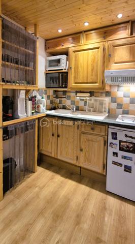🏔️ STUDIO CABINE RÉNOVÉ – 5 COUCHAGES – ALLOS VILLAGE
À Allos, charmante commune de montagne aux portes du Parc National du Mercantour, à proximité des stations de ski et de VTT du Seignus et de La Foux d’Allos, découvrez ce joli studio cabine de 24 m², entièrement rénové récemment et remis au goût du jour. 🌿⛷️🚵‍♂️
Situé au 1er étage d’une résidence calme et boisée, il offre un cadre agréable et reposant pour profiter pleinement de la montagne en toute saison.
________________________________________
✨ DESCRIPTIF DU BIEN
•	Type : Studio cabine 
•	Surface : 24 m² 
•	Capacité : 5 couchages 
•	Étage : 1er étage 
L’appartement se compose de :
•	🍽️ Cuisine aménagée et équipée, 
•	🛋️ Salon / séjour lumineux, 
•	🛏️ Coin nuit indépendant avec 3 lits superposés, 
•	🛁 Salle de bains, 
•	🧳 Nombreux espaces de rangement. 
Appartement entièrement refait récemment, offrant une ambiance moderne, chaleureuse et fonctionnelle.
________________________________________
🚗 ANNEXES & ACCÈS
•	🗄️ Cave privative, idéale pour le rangement de matériel de montagne, 
•	🅿️ Parking privatif réservé aux résidents, 
•	🔐 Accès sécurisé par code d’entrée, 
•	🌉 Accès direct à l’étage par une passerelle, très pratique au quotidien. 
________________________________________
📍 ENVIRONNEMENT
•	🏡 Situé dans une résidence calme et arborée, 
•	⛷️ À quelques minutes des stations du Val d’Allos, 
•	🚵‍♂️ Nombreuses activités été comme hiver : ski, VTT, randonnée, trail, 
•	🌿 Aux portes du Parc National du Mercantour, 
•	💧 Proche des Gorges du Verdon et de leurs activités de pleine nature. 
________________________________________
⭐ LES +
•	Appartement entièrement rénové 
•	5 couchages 
•	Résidence calme et boisée 
•	Cave et parking privatif 
•	Accès sécurisé et pratique 
•	Vendu prêt à profiter de la montagne 
________________________________________
✨ Un pied-à-terre idéal pour les vacances en famille ou un investissement locatif dans l’une des plus belles vallées des Alpes du Sud.
📞 Contactez-moi pour plus d’informations ou organiser une visite 😊🏔️
