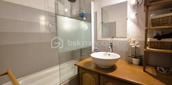 🏔️ STUDIO CABINE RÉNOVÉ – 5 COUCHAGES – ALLOS VILLAGE
À Allos, charmante commune de montagne aux portes du Parc National du Mercantour, à proximité des stations de ski et de VTT du Seignus et de La Foux d’Allos, découvrez ce joli studio cabine de 24 m², entièrement rénové récemment et remis au goût du jour. 🌿⛷️🚵‍♂️
Situé au 1er étage d’une résidence calme et boisée, il offre un cadre agréable et reposant pour profiter pleinement de la montagne en toute saison.
________________________________________
✨ DESCRIPTIF DU BIEN
•	Type : Studio cabine 
•	Surface : 24 m² 
•	Capacité : 5 couchages 
•	Étage : 1er étage 
L’appartement se compose de :
•	🍽️ Cuisine aménagée et équipée, 
•	🛋️ Salon / séjour lumineux, 
•	🛏️ Coin nuit indépendant avec 3 lits superposés, 
•	🛁 Salle de bains, 
•	🧳 Nombreux espaces de rangement. 
Appartement entièrement refait récemment, offrant une ambiance moderne, chaleureuse et fonctionnelle.
________________________________________
🚗 ANNEXES & ACCÈS
•	🗄️ Cave privative, idéale pour le rangement de matériel de montagne, 
•	🅿️ Parking privatif réservé aux résidents, 
•	🔐 Accès sécurisé par code d’entrée, 
•	🌉 Accès direct à l’étage par une passerelle, très pratique au quotidien. 
________________________________________
📍 ENVIRONNEMENT
•	🏡 Situé dans une résidence calme et arborée, 
•	⛷️ À quelques minutes des stations du Val d’Allos, 
•	🚵‍♂️ Nombreuses activités été comme hiver : ski, VTT, randonnée, trail, 
•	🌿 Aux portes du Parc National du Mercantour, 
•	💧 Proche des Gorges du Verdon et de leurs activités de pleine nature. 
________________________________________
⭐ LES +
•	Appartement entièrement rénové 
•	5 couchages 
•	Résidence calme et boisée 
•	Cave et parking privatif 
•	Accès sécurisé et pratique 
•	Vendu prêt à profiter de la montagne 
________________________________________
✨ Un pied-à-terre idéal pour les vacances en famille ou un investissement locatif dans l’une des plus belles vallées des Alpes du Sud.
📞 Contactez-moi pour plus d’informations ou organiser une visite 😊🏔️