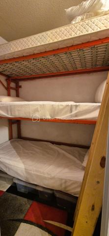 🏔️ STUDIO CABINE RÉNOVÉ – 5 COUCHAGES – ALLOS VILLAGE
À Allos, charmante commune de montagne aux portes du Parc National du Mercantour, à proximité des stations de ski et de VTT du Seignus et de La Foux d’Allos, découvrez ce joli studio cabine de 24 m², entièrement rénové récemment et remis au goût du jour. 🌿⛷️🚵‍♂️
Situé au 1er étage d’une résidence calme et boisée, il offre un cadre agréable et reposant pour profiter pleinement de la montagne en toute saison.
________________________________________
✨ DESCRIPTIF DU BIEN
•	Type : Studio cabine 
•	Surface : 24 m² 
•	Capacité : 5 couchages 
•	Étage : 1er étage 
L’appartement se compose de :
•	🍽️ Cuisine aménagée et équipée, 
•	🛋️ Salon / séjour lumineux, 
•	🛏️ Coin nuit indépendant avec 3 lits superposés, 
•	🛁 Salle de bains, 
•	🧳 Nombreux espaces de rangement. 
Appartement entièrement refait récemment, offrant une ambiance moderne, chaleureuse et fonctionnelle.
________________________________________
🚗 ANNEXES & ACCÈS
•	🗄️ Cave privative, idéale pour le rangement de matériel de montagne, 
•	🅿️ Parking privatif réservé aux résidents, 
•	🔐 Accès sécurisé par code d’entrée, 
•	🌉 Accès direct à l’étage par une passerelle, très pratique au quotidien. 
________________________________________
📍 ENVIRONNEMENT
•	🏡 Situé dans une résidence calme et arborée, 
•	⛷️ À quelques minutes des stations du Val d’Allos, 
•	🚵‍♂️ Nombreuses activités été comme hiver : ski, VTT, randonnée, trail, 
•	🌿 Aux portes du Parc National du Mercantour, 
•	💧 Proche des Gorges du Verdon et de leurs activités de pleine nature. 
________________________________________
⭐ LES +
•	Appartement entièrement rénové 
•	5 couchages 
•	Résidence calme et boisée 
•	Cave et parking privatif 
•	Accès sécurisé et pratique 
•	Vendu prêt à profiter de la montagne 
________________________________________
✨ Un pied-à-terre idéal pour les vacances en famille ou un investissement locatif dans l’une des plus belles vallées des Alpes du Sud.
📞 Contactez-moi pour plus d’informations ou organiser une visite 😊🏔️