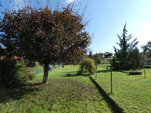 Maison de style sur un grand terrain