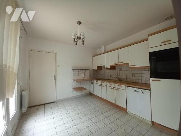 Plein centre, au calme, Maison de plain-pied construite en 1993, d'une surface de 82 m² compren...