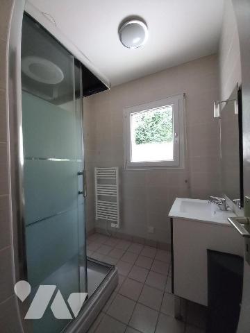 Plein centre, au calme, Maison de plain-pied construite en 1993, d'une surface de 82 m² compren...