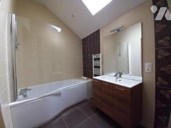 Plein centre, au calme, Maison de plain-pied construite en 1993, d'une surface de 82 m² compren...