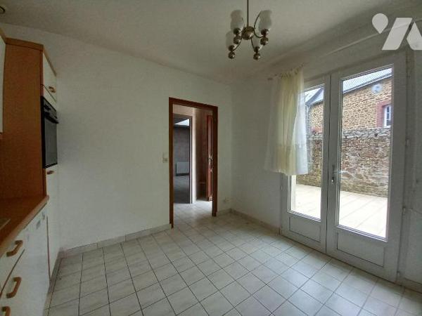 Plein centre, au calme, Maison de plain-pied construite en 1993, d'une surface de 82 m² compren...