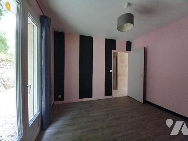 Plein centre, au calme, Maison de plain-pied construite en 1993, d'une surface de 82 m² compren...