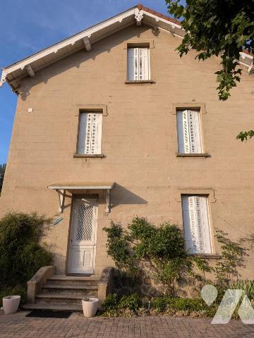 Maison bourgeoise rénovée de 280 m² hab avec piscine en centre bourg