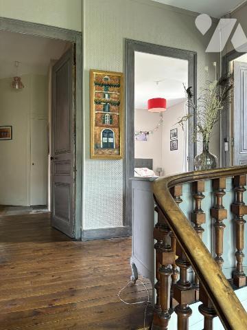 Maison bourgeoise rénovée de 280 m² hab avec piscine en centre bourg