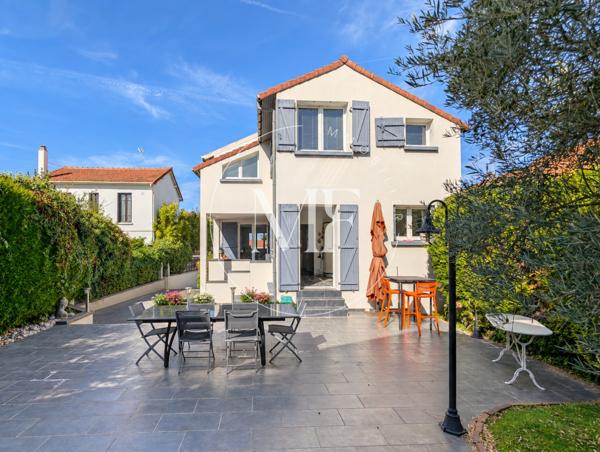 Maison
         5 pièces
        - 160 m² Exclusivité 899 000 € *