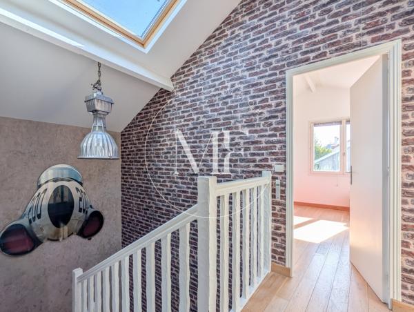 Maison
         5 pièces
        - 160 m² Exclusivité 899 000 € *