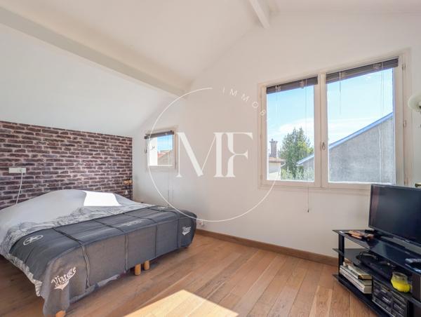 Maison
         5 pièces
        - 160 m² Exclusivité 899 000 € *