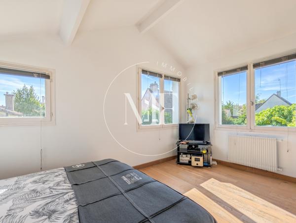 Maison
         5 pièces
        - 160 m² Exclusivité 899 000 € *